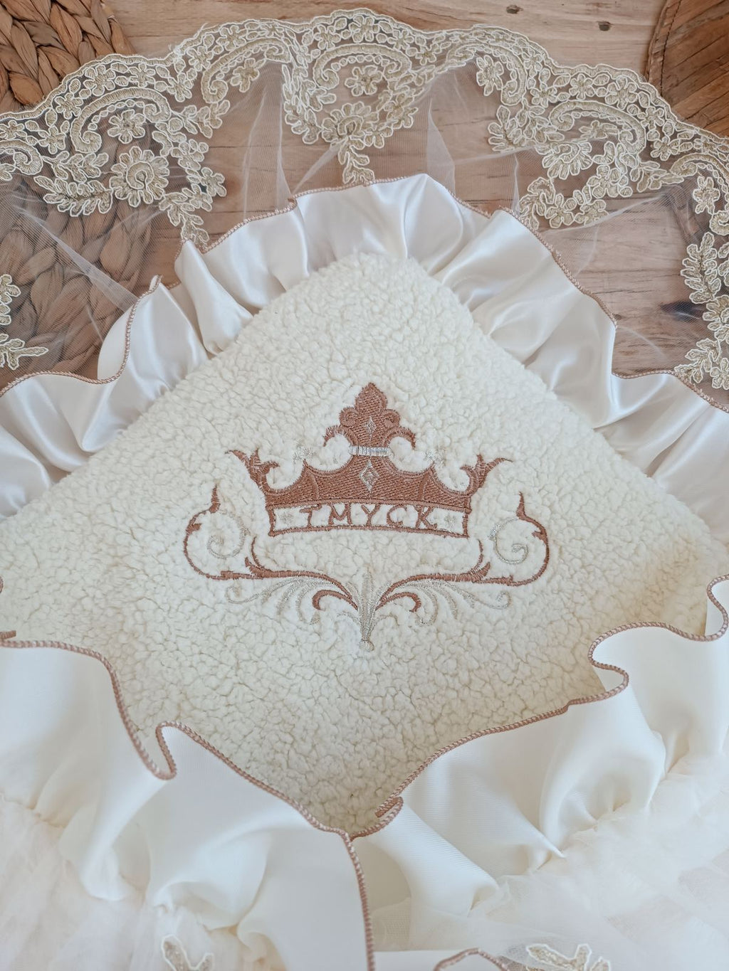 Yenidoğan Wool Yün Kumaş Taç Nakışlı Güpür Duvaklı Fiyonk Prizma Taş Unisex Kundak Bebek Battaniyesi