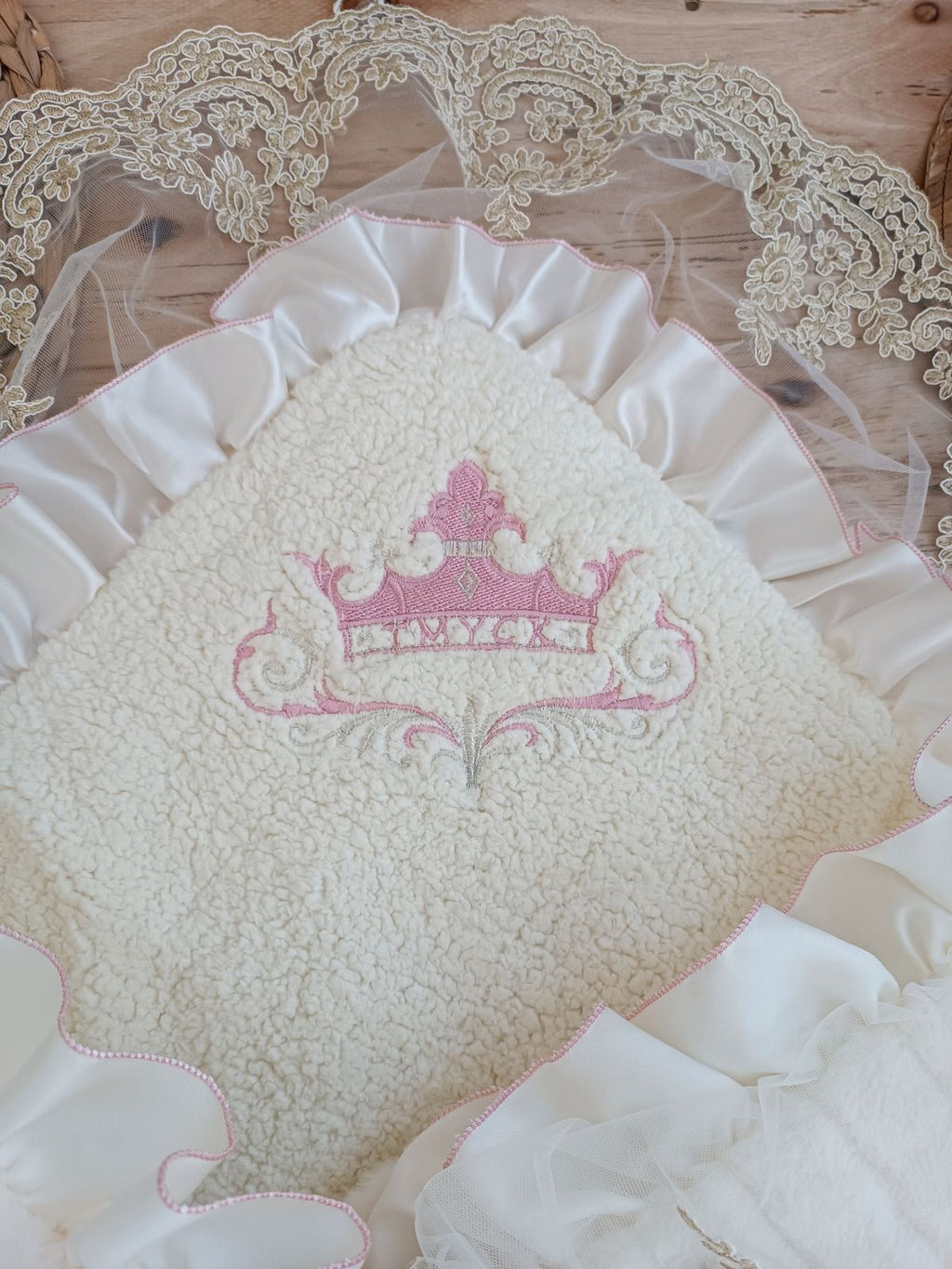 Yenidoğan Wool Yün Kumaş Taç Nakışlı Güpür Duvaklı Fiyonk Prizma Taş Unisex Kundak Bebek Battaniyesi