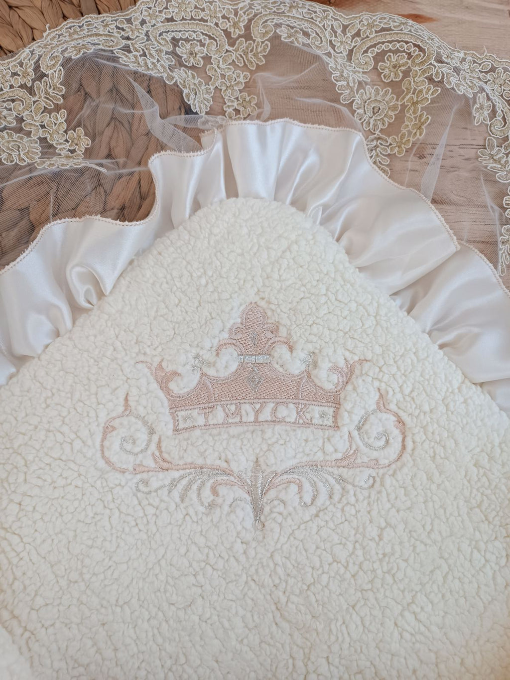 Yenidoğan Wool Yün Kumaş Taç Nakışlı Güpür Duvaklı Fiyonk Prizma Taş Unisex Kundak Bebek Battaniyesi