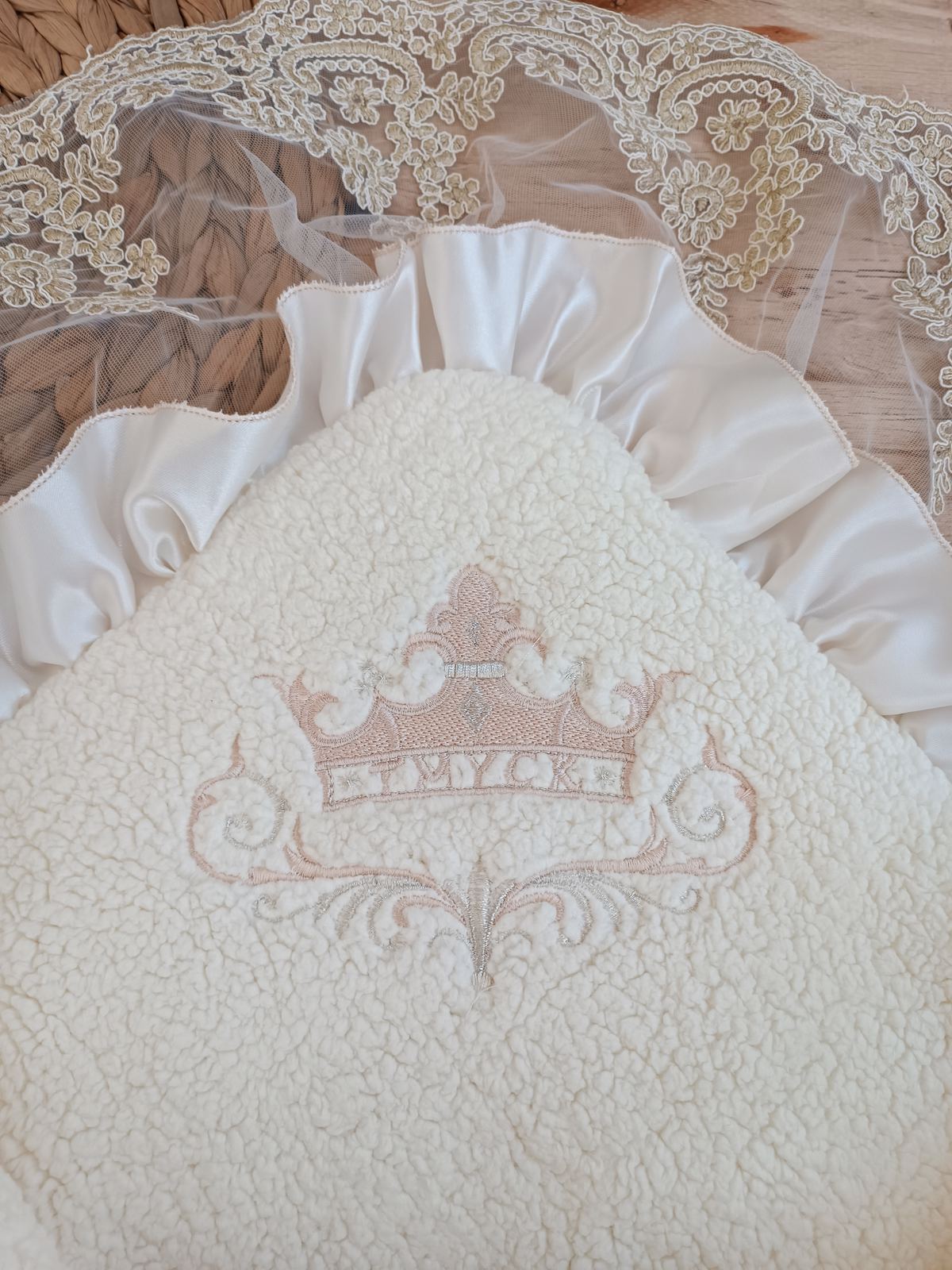 Yenidoğan Wool Yün Kumaş Taç Nakışlı Güpür Duvaklı Fiyonk Prizma Taş Unisex Kundak Bebek Battaniyesi