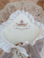 Yenidoğan Wool Yün Kumaş Taç Nakışlı Güpür Duvaklı Fiyonk Prizma Taş Unisex Kundak Bebek Battaniyesi