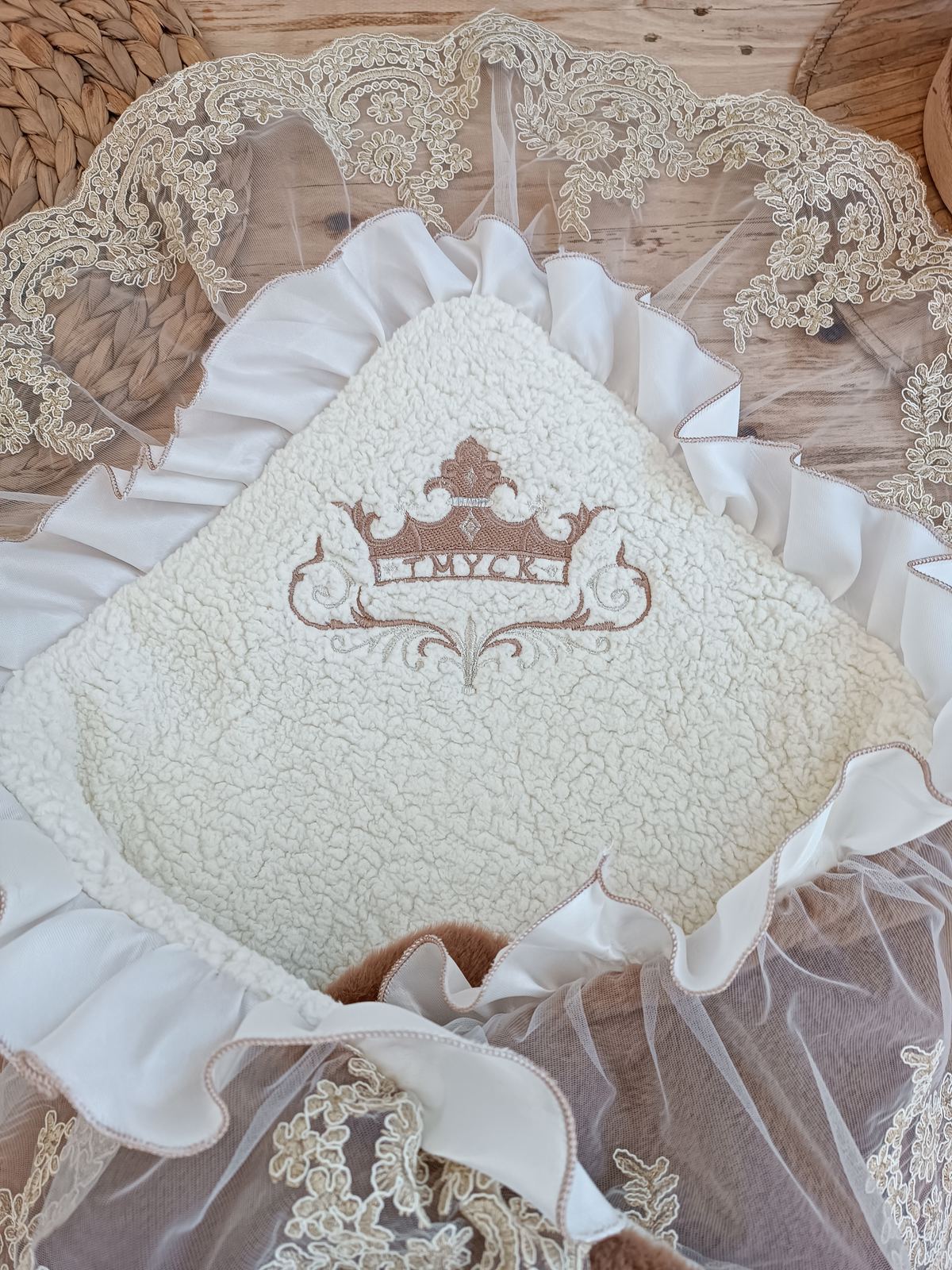 Yenidoğan Wool Yün Kumaş Taç Nakışlı Güpür Duvaklı Fiyonk Prizma Taş Unisex Kundak Bebek Battaniyesi