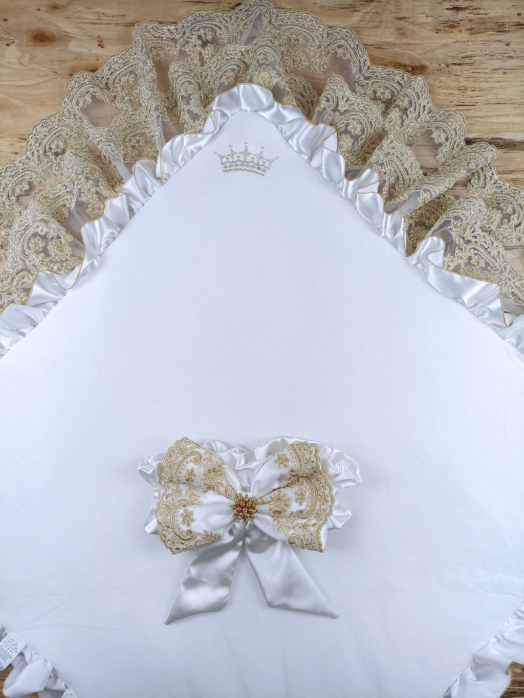 Sahra Taç Nakışlı İnci Ve Dantel Fiyonklu Çift Dantel Duvaklı Trilüks Kundak Bebek Battaniyesi