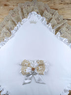 Sahra Taç Nakışlı İnci Ve Dantel Fiyonklu Çift Dantel Duvaklı Trilüks Kundak Bebek Battaniyesi